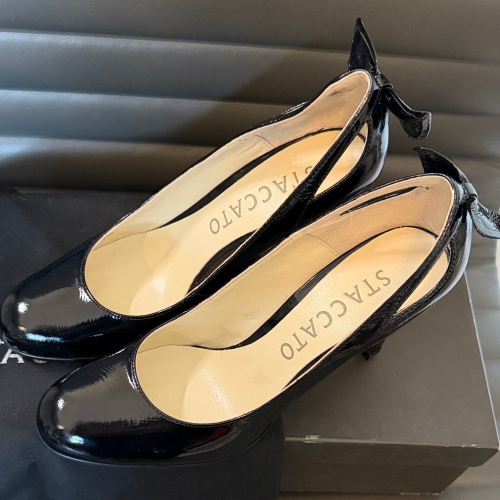 NIB Staccato Black Patent Heel Pumps with Back Bow Detail 37